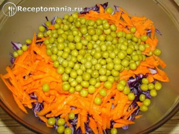 Салат из красно кочанной капусты с зеленым горошком Салат из красно кочанной капусты с зеленым горошком
